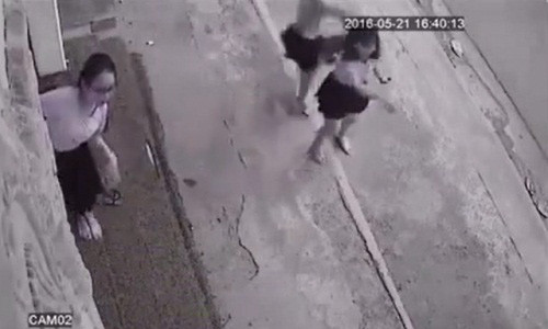 Khi phát các cô gái hiện ra sự việc tên trộm đã tẩu thoát cùng chiếc xe máy.