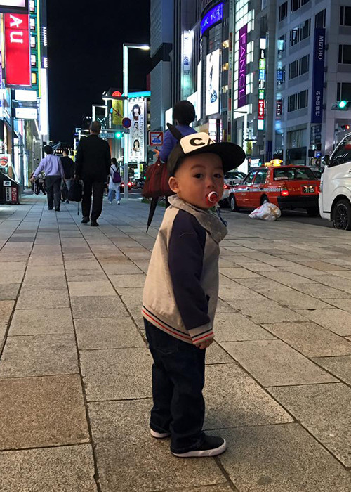 Bé Ricky thích thú với đường phố ở Tokyo. Theo chia sẻ của Ngọc Thạch, con trai lúc nào cũng muốn ra đường chơi.