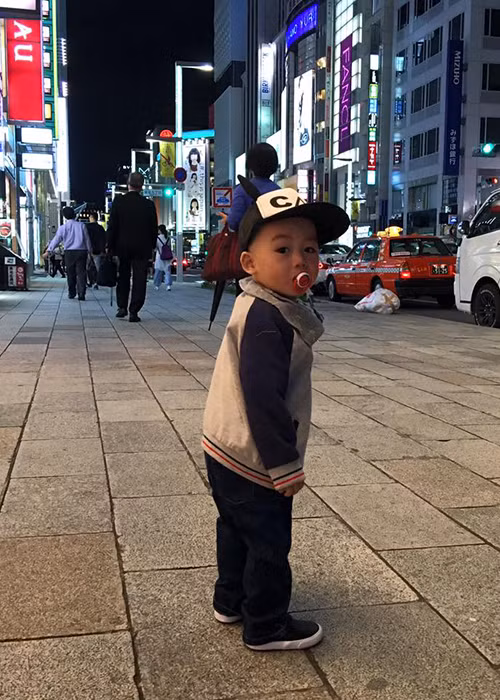 Bé Ricky thích thú với đường phố ở Tokyo. Theo chia sẻ của Ngọc Thạch, con trai lúc nào cũng muốn ra đường chơi.