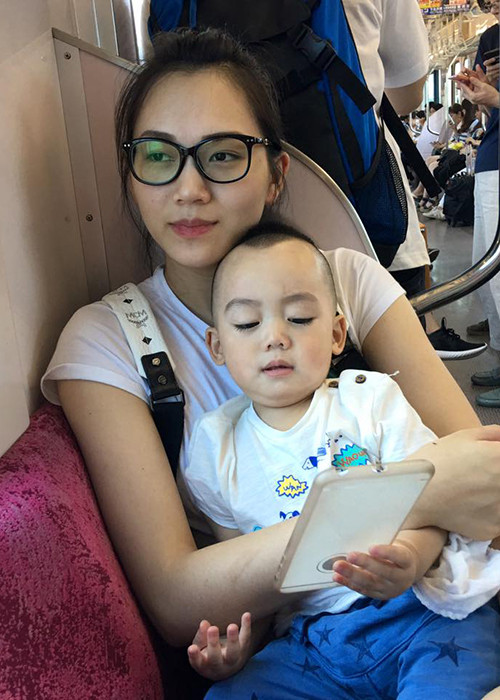 Người mẫu Ngọc Thạch chia sẻ, trong chuyến đi du lịch nước ngoài này, con trai tỏ ra rất ngoan ngoãn.