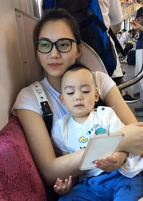 Người mẫu Ngọc Thạch chia sẻ, trong chuyến đi du lịch nước ngoài này, con trai tỏ ra rất ngoan ngoãn.