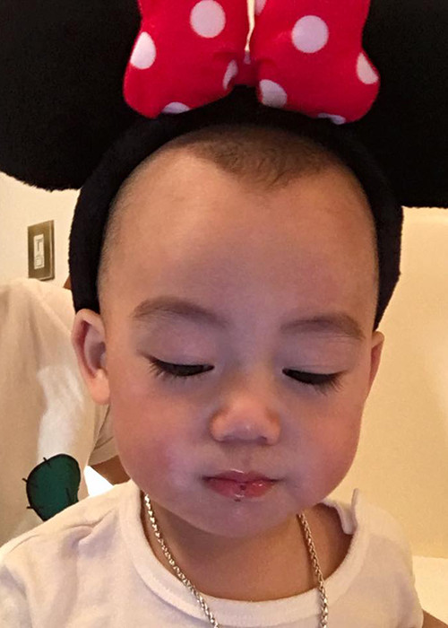 Con trai Ngọc Thạch ngày càng dễ thương. Cậu nhóc thừa hưởng những nét đẹp của cả bố lẫn mẹ.