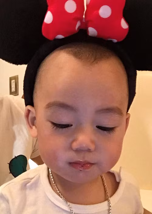 Con trai Ngọc Thạch ngày càng dễ thương. Cậu nhóc thừa hưởng những nét đẹp của cả bố lẫn mẹ.