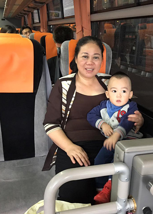 Mẹ chồng siêu mẫu Ngọc Thạch cũng tham gia chuyến du lịch Nhật Bản cùng con dâu và cháu trai.