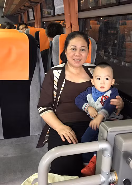 Mẹ chồng siêu mẫu Ngọc Thạch cũng tham gia chuyến du lịch Nhật Bản cùng con dâu và cháu trai.