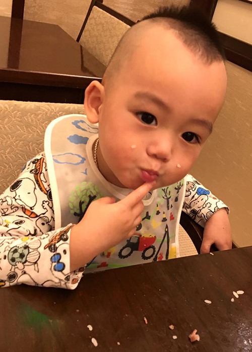 Con trai Ngọc Thạch ngộ nghĩnh, đáng yêu với gương mặt dính cơm sau khi ăn uống.