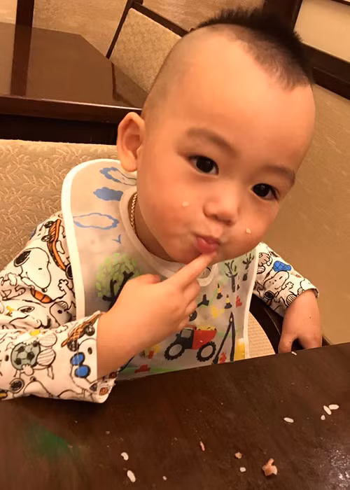 Con trai Ngọc Thạch ngộ nghĩnh, đáng yêu với gương mặt dính cơm sau khi ăn uống.