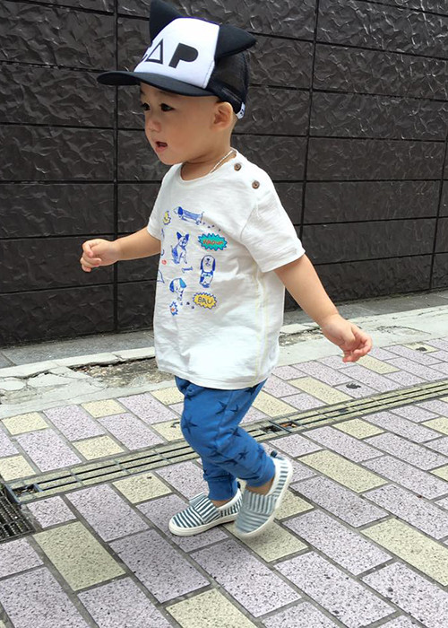 Kể từ khi chào đời, bé Ricky đã được bố mẹ chăm chút cho ăn mặc rất sành điệu.