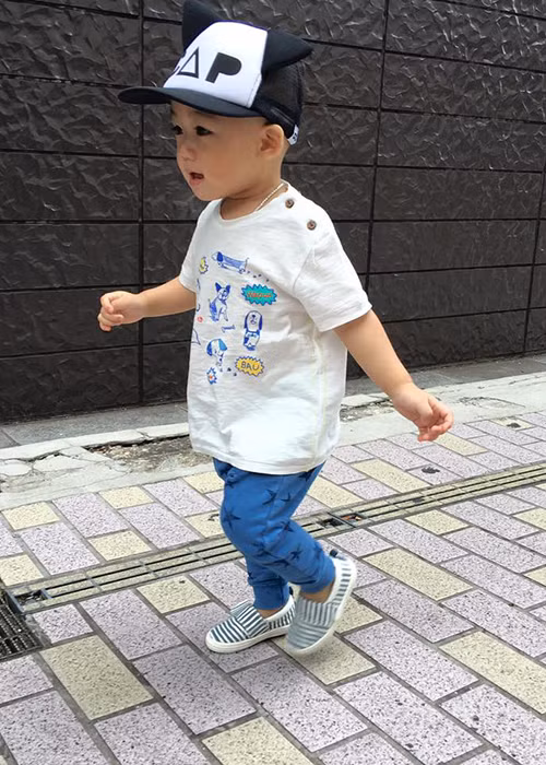 Kể từ khi chào đời, bé Ricky đã được bố mẹ chăm chút cho ăn mặc rất sành điệu.