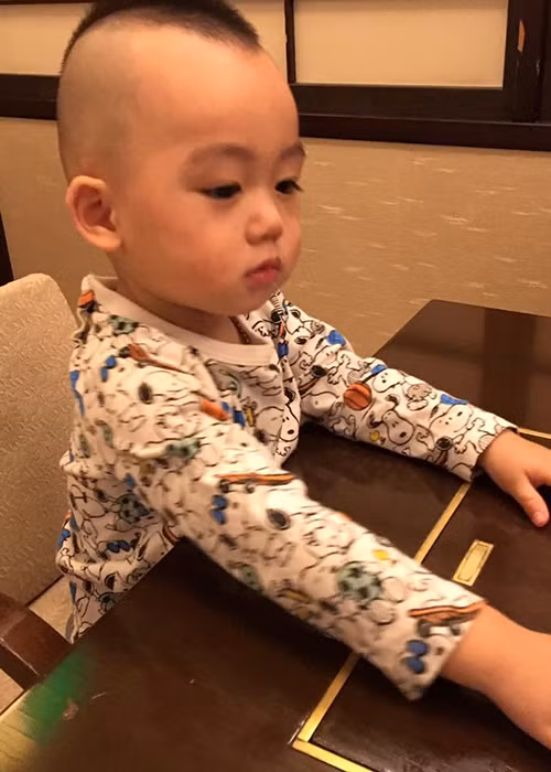 Khi cùng gia đình đi thưởng thức ẩm thực của đất nước mặt trời mọc, bé Ricky đã chịu ngồi yên cho mọi người ăn uống.