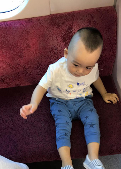 Bé Ricky thích thú khi đi tàu điện ở Tokyo. Hiện tại, cậu quý tử nhà Ngọc Thạch đã được hơn một tuổi.