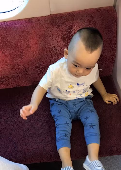 Bé Ricky thích thú khi đi tàu điện ở Tokyo. Hiện tại, cậu quý tử nhà Ngọc Thạch đã được hơn một tuổi.