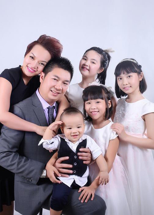 Ca sĩ Thái Thùy Linh đăng tải dòng tâm sự khá dài dành cho cậu con trai tên Cá mập. Cô viết: “Yêu thương con không để đâu cho hết, Cá mập dũng cảm và hiếu thảo của mẹ! Mẹ sinh con khi đã 35 tuổi, giữa những tháng ngày bận rộn và vất vả việc mình việc nhà việc xã hội, nên phần nào sức khỏe của con không được như chị gạo Nếp”. 