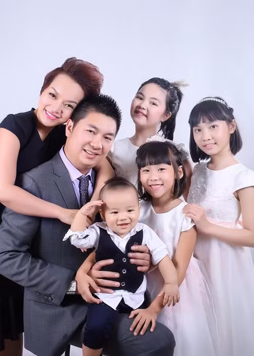 Ca sĩ Thái Thùy Linh đăng tải dòng tâm sự khá dài dành cho cậu con trai tên Cá mập. Cô viết: “Yêu thương con không để đâu cho hết, Cá mập dũng cảm và hiếu thảo của mẹ! Mẹ sinh con khi đã 35 tuổi, giữa những tháng ngày bận rộn và vất vả việc mình việc nhà việc xã hội, nên phần nào sức khỏe của con không được như chị gạo Nếp”. 