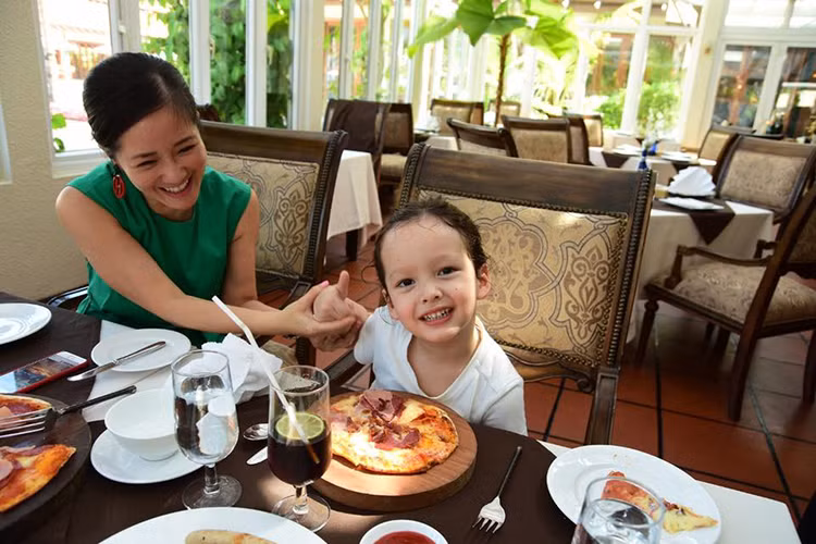 Bé Tôm và bé Tép - cặp song sinh của nhà diva Hồng Nhung nhận được lời yêu thương vào ngày Quốc tế Thiếu nhi từ mẹ. 