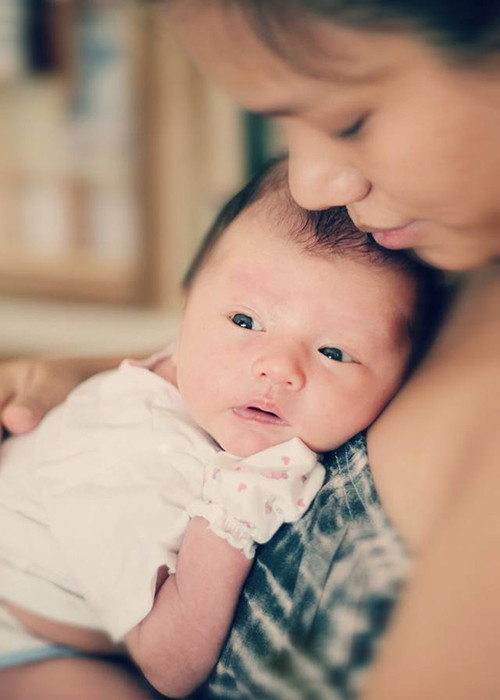 Ca sĩ Phương Vy Idol khoe hình ảnh bên cô con gái đầu lòng trong lần đầu tiên đón ngày Quốc tế Thiếu nhi. Nữ ca sĩ còn viết: “Quốc tế Thiếu nhi đầu tiên của Ailani... Quậy ba mẹ một đêm đã đời rồi lăn ra ngủ thấy ghét... thứ gì đâu”. 