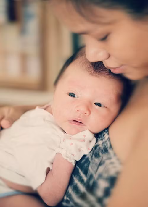 Ca sĩ Phương Vy Idol khoe hình ảnh bên cô con gái đầu lòng trong lần đầu tiên đón ngày Quốc tế Thiếu nhi. Nữ ca sĩ còn viết: “Quốc tế Thiếu nhi đầu tiên của Ailani... Quậy ba mẹ một đêm đã đời rồi lăn ra ngủ thấy ghét... thứ gì đâu”. 