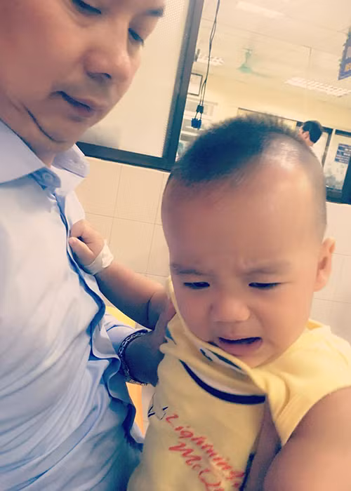 “Số lần con phải gặp bác sĩ chỉ trong năm đầu tiên nhiều bằng chị Nếp 7 năm cộng lại. Nhiều phen bố mẹ lo lắng xót xa phát khóc, mà con thì luôn dũng cảm và luôn mang lại tin tốt lành cho cả gia đình. Bố mẹ cảm ơn con nhiều lắm, chàng trai can trường của nhà ta... Dù khó khăn vất vả thế nào, bố mẹ cũng luôn ở bên con, luôn ở bên các con”, Thái Thùy Linh chia sẻ thêm. 