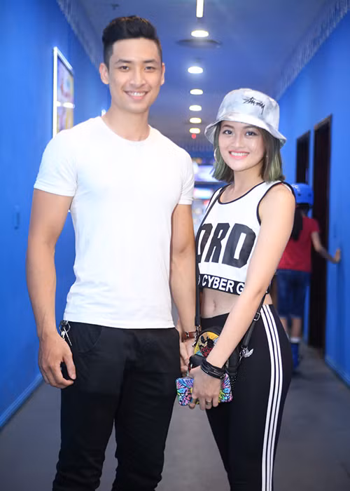 Nữ diễn viên phim “Đập cánh giữa không trung” rạng rỡ bên bạn trai - người mẫu Hoàng Giang Anh Vũ khi được anh tháp tùng.