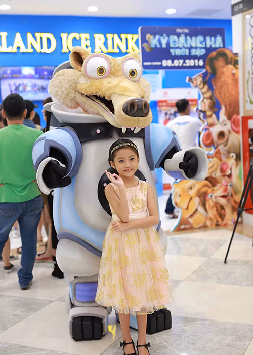 Bé Cát Vy - diễn viên nhí của “Bảo mẫu siêu quậy 2” ăn diện như công chúa đến tham gia sự kiện.