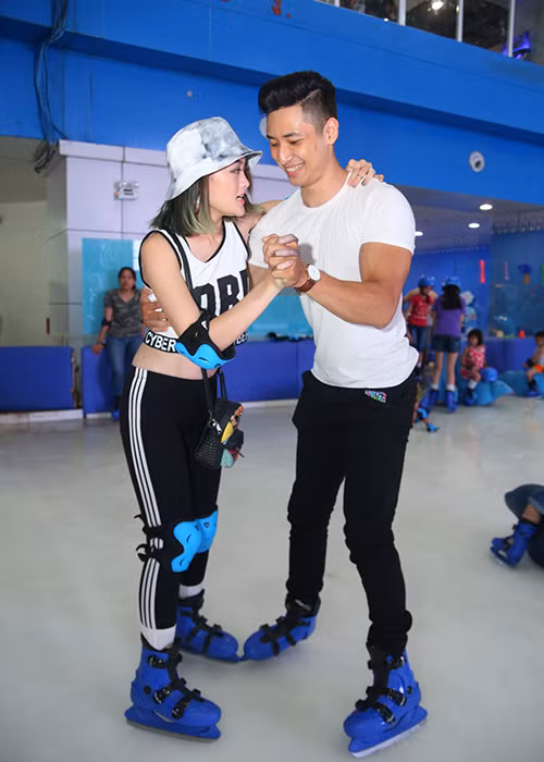 Trên sân băng, diễn viên Thùy Anh tỏ ra khá sợ hãi và bám chặt bạn trai.