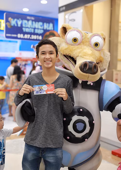 Diễn viên nhí Thịnh Vinh cũng đến trượt băng và ngắm các nhân vật trong bộ phim “Kỷ băng hà: Trời sập”.