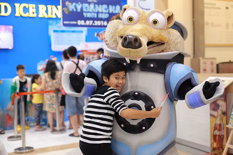 Bé Trọng Khang thích thú chụp hình với Scrat - nhân vật trong “Kỷ băng hà: Trời sập”.