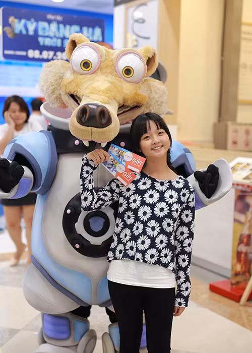 Ngày hội trượt băng còn có sự xuất hiện của sao nhí Thanh Mỹ. Cô nhóc tỏ ra khá thích thú và hào hứng.