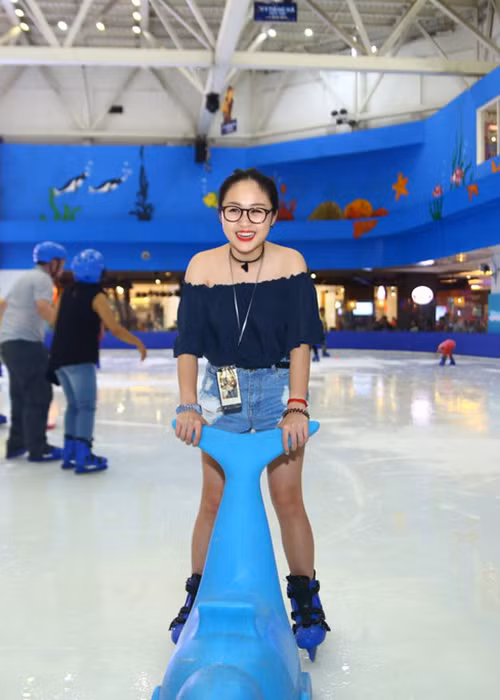 Sau khi làm quen được với sân băng, con gái ca sĩ Thanh Lam rất thích thú trải nghiệm trò chơi này.