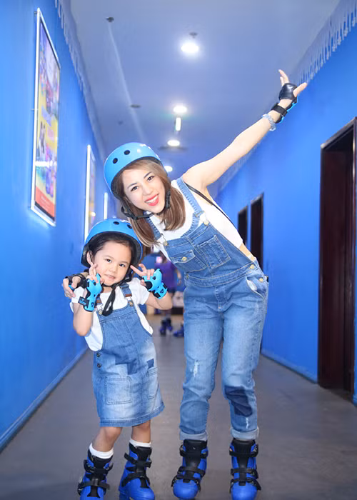 MC Bạch Lan Phương và con gái mặc trang phục ton sur ton khi đến tham gia ngày hội trượt băng và khám phá thế giới kỷ băng hà.