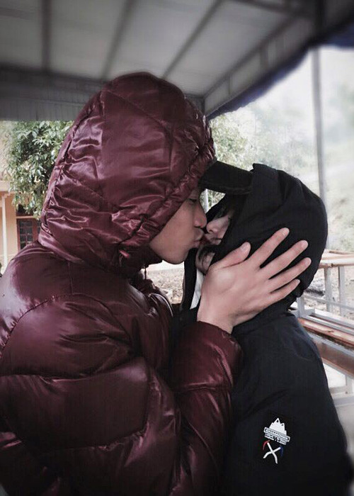 Du lịch Mộc Châu vào đầu năm nay, doanh nhân Ngọc Thành hạnh phúc hôn bà xã xinh đẹp dưới cái lạnh 3 độ C. (Ảnh: Facebook Tâm Tít)