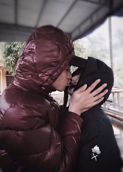 Du lịch Mộc Châu vào đầu năm nay, doanh nhân Ngọc Thành hạnh phúc hôn bà xã xinh đẹp dưới cái lạnh 3 độ C. (Ảnh: Facebook Tâm Tít)