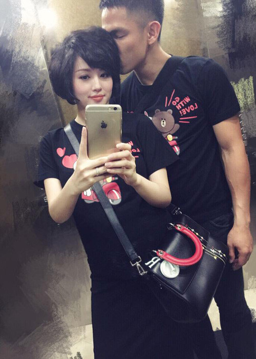 Người hâm mộ cũng không ngớt chúc mừng nữ diễn viên phim “Chiếc gường chia đôi” đã may mắn vì có đức lang quân luôn yêu thương, chăm sóc vợ. (Ảnh: Facebook Tâm Tít)