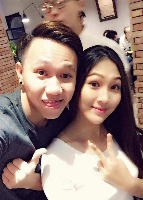 Khác với hình ảnh lộng lẫy, quyến rũ trên sân khấu, Diệu Ngọc ăn diện giản dị khi đi chơi cùng bạn bè.