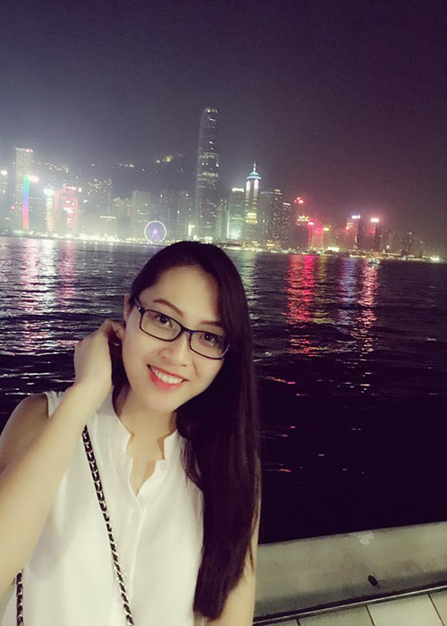 Cô gái sinh năm 1990 này cũng chiếm được thiện cảm của người đối diện bởi nụ cười tỏa nắng.