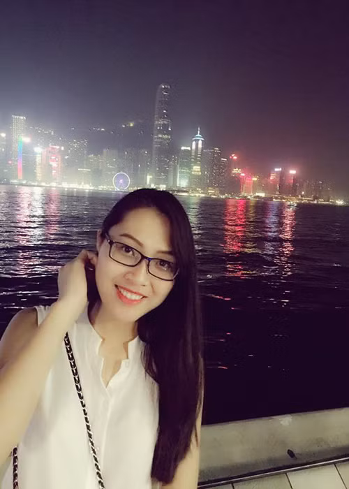 Cô gái sinh năm 1990 này cũng chiếm được thiện cảm của người đối diện bởi nụ cười tỏa nắng.