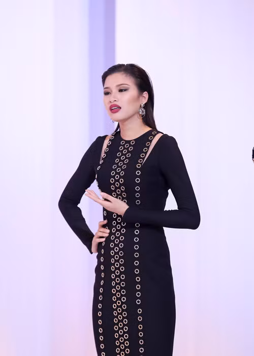 Ở phần công bố kết quả, Hoa hậu Phạm Hương quyết định loại Nguyễn Thị Thành vì sự xao nhãng và chưa thực sự tỏa sáng của thí sinh này trong tập 2. (Ảnh: Dân Việt) 