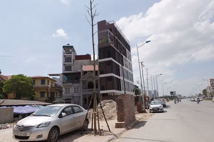Những ngôi nhà cao tầng có hình thù khác lạ cũng xuất hiện nhiều trên tuyến đường mới mở này