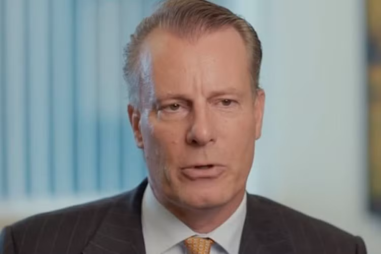 Tuy nhiên, Johan vẫn là người điều hành công ty. Tài sản của Alexandra và Katharina chỉ được công chúng biết đến khi chính quyền Na Uy công bố hoàn thuế cho những người trên 17 tuổi. 