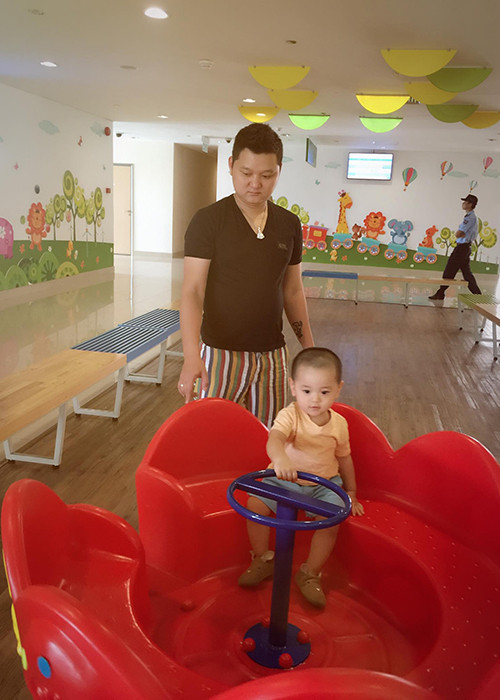 Ông xã Trà My Idol hỗ trợ vợ chăm sóc cậu con trai nhỏ.