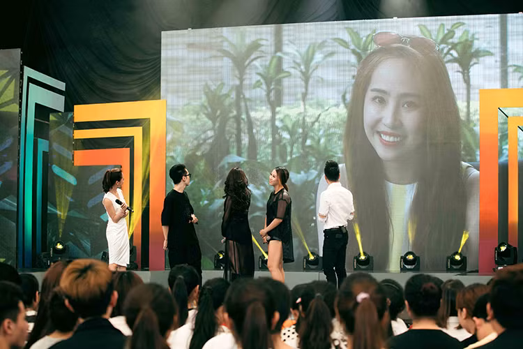 Quỳnh Nga, Lã Thanh Huyền, Vân Hugo và MC Việt Nga xúc động nói về tình bạn dành cho Hoàng Thuỳ Linh.