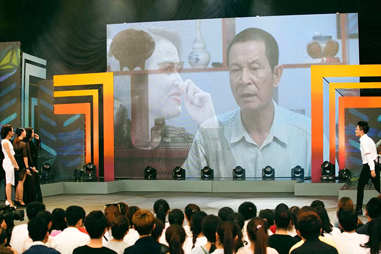 Trong khi đó, bố của Hoàng Thùy Linh lần đầu chia sẻ về cô con gái của mình qua truyền hình thông qua một đoạn clip.