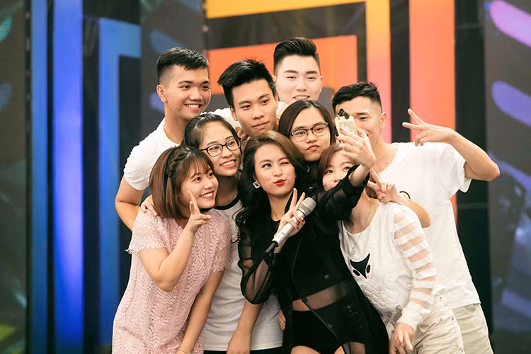 Hoàng Thùy Linh hào hứng ghi lại những khoảnh khắc nhí nhảnh, đáng yêu của mình bên những khán giả thủ đô.