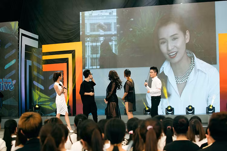 Buổi giao lưu về cuộc đời của Hoàng Thùy Linh giúp khán giả hiểu hơn về nữ ca sĩ gốc Hà thành xinh đẹp này.