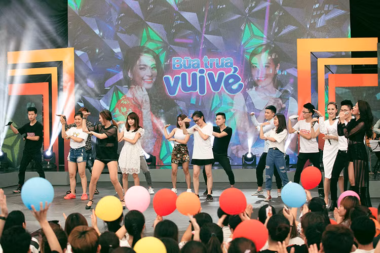 Hoàng Thùy Linh phấn khích khi xem người hâm mộ biểu diễn vũ đạo cùng biên bạo Minh Thư.