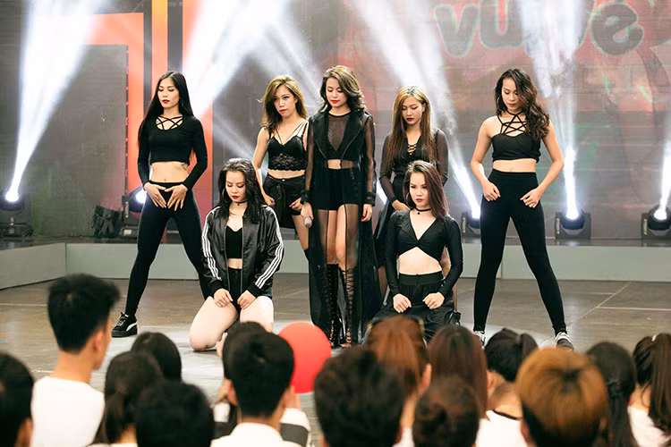 Hoang Thuy Linh rang ro giao luu cung fans Ha Noi