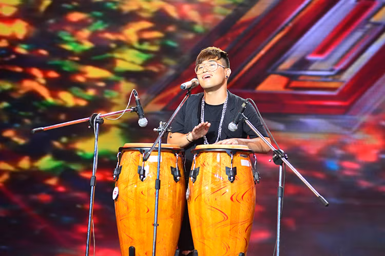 Anh sẽ vừa đánh trống vừa hát nhạc phẩm "Em và tôi" với bản phối mới mẻ đậm chất RnB hiện đại.