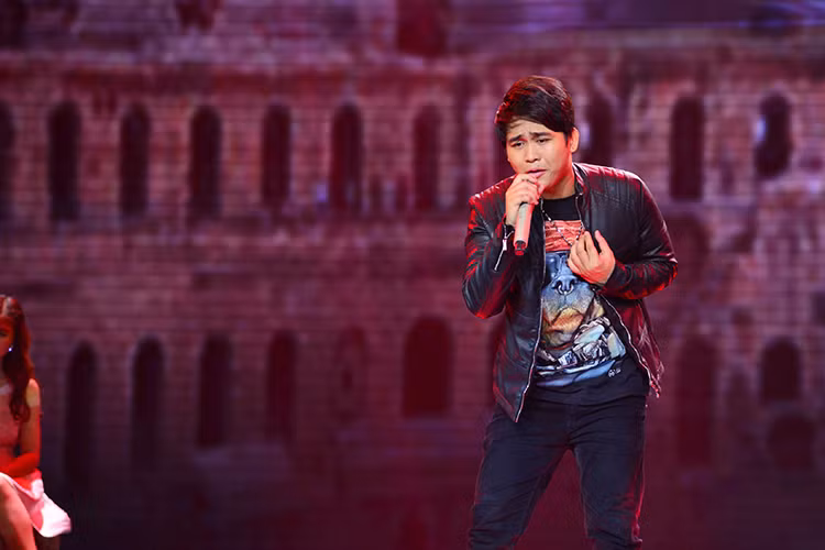 Thí sinh Nguyễn Đình Nhân tiếp tục khoe chất giọng khàn tự nhiên qua ca khúc "She's gone" đậm chất rock. Còn thầy giáo tiếng Anh Trần Duy Khang thử sức với một bài hát tiếng Việt mang tên "Nam nhi".