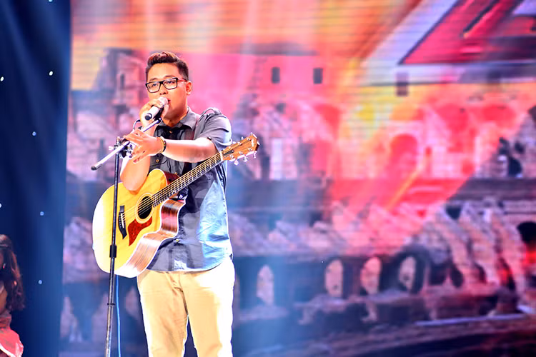 Cũng ở hạng mục đơn nam, thí sinh Trương Phước Lộc tiếp tục trình làng một ca khúc do chính anh sáng tác mang tên "Ví dầu".