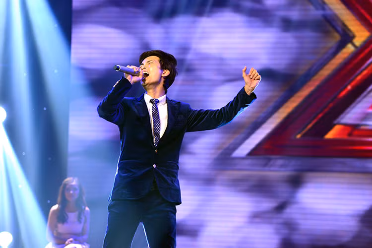 Tập 2 vòng Lộ diện The X-Factor 2016 lên sóng vào ngày 5/6 sẽ là cuộc tranh tài của các thí sinh ở hạng mục đơn nam và nhóm nhạc. Ở hạng mục đơn nam, "Hoàng tử buồn" Tuấn Phương chọn thể hiện ca khúc "Về với đông".